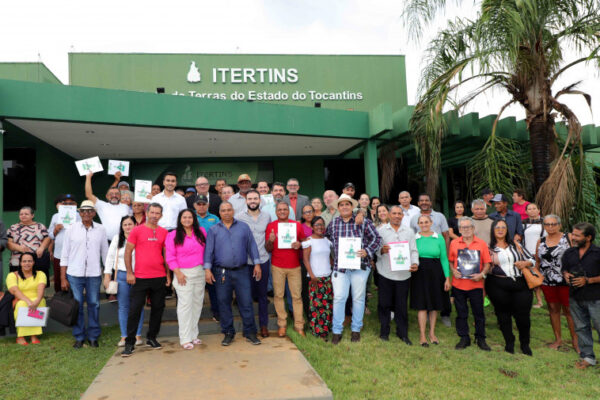 Governo do Tocantins entrega títulos definitivos para aproximadamente 200 famílias do Taquari, em Palmas