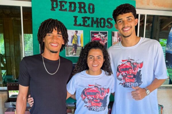 Jogador aparecidense Pedro Lemos reúne amigos em feijoada e celebra sucesso no Flamengo