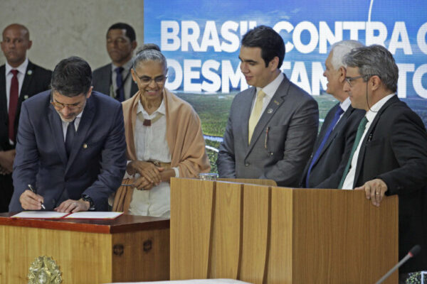 Pacto interfederativo para prevenção e controle do desmatamento no Cerrado é assinado pelo Governo do TO em Brasília