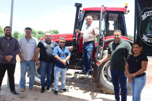 Governo do Tocantins entrega trator e equipamentos durante formatura de custodiados da Fazenda Agropecuária Penal de Cariri