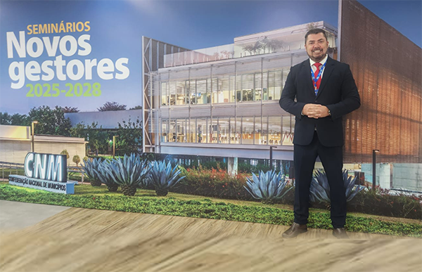 Prefeito eleito de Novo Acordo, Mateus Coelho, participa de seminário em Brasília e planeja ações para 2025