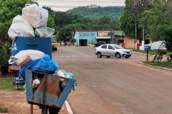 APARECIDA DO RIO NEGRO: Moradores sofrem com lixo acumulado nas ruas