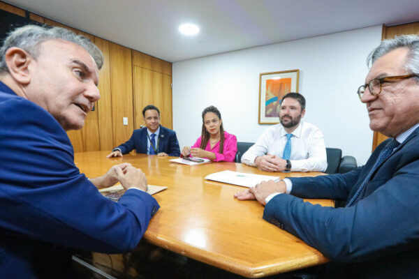 Eduardo Siqueira é recebido por Alexandre Padilha e tenta audiência com presidente Lula