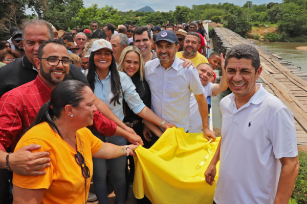 Em Paranã, governador participa de inauguração de obras que facilitam o acesso da população