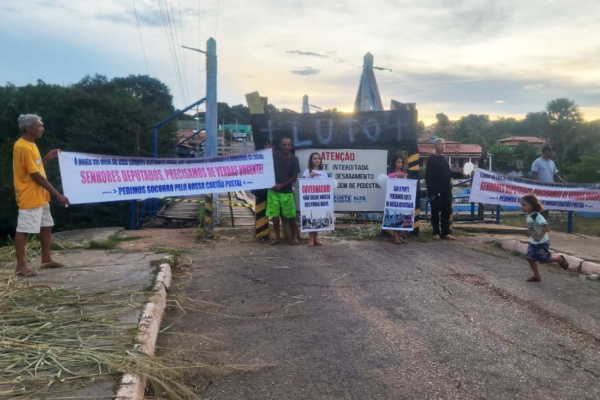 Moradores de Ponte Alta protestam pela restauração da ponte de madeira