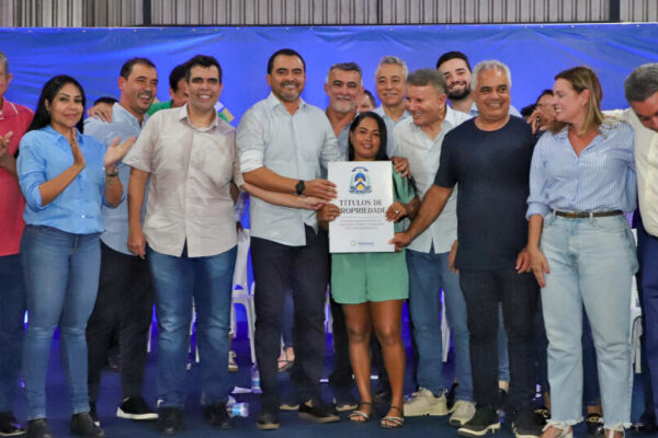 Governador Wanderlei Barbosa entrega mais de mil títulos de propriedade a moradores do Jardim Taquari após duas décadas de espera