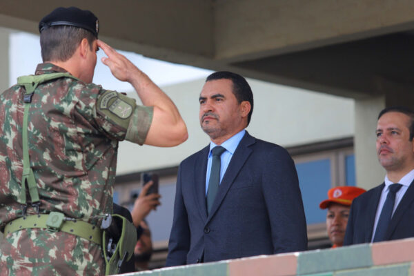 Governador Wanderlei participa de solenidade do Dia do Exército e apresentação de novos blindados para o Tocantins