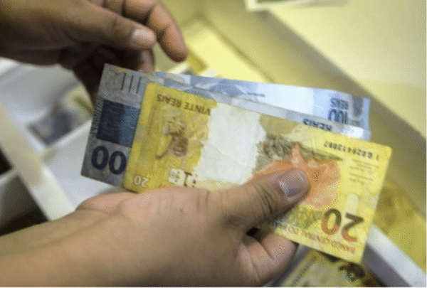 Servidores estaduais recebem salários antecipados nesta sexta, 24