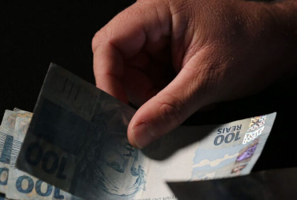 Governo federal propõe salário mínimo de R$ 1.502 no próximo ano
